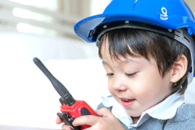 Niño utilizando un walkie talkie infantil de forma sencilla y segura